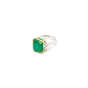 Double claw tip prongs emerald ring 5.50ctw